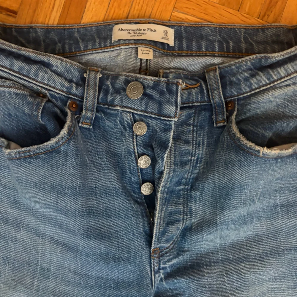 Abercrombie Curve Love Low Rise Jeans - Picture 2 of 2